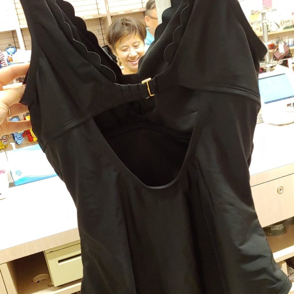 Women's Grommet Scallop Classic One Piece Swimsuit - Picture 3 of 9